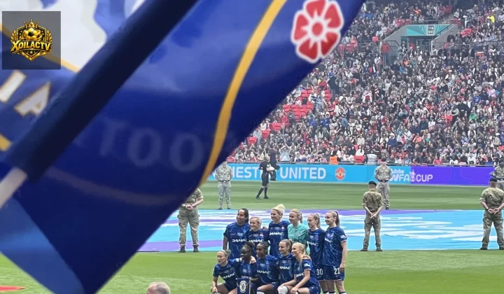 Đội Chelsea FC Women trong một trận bóng đá nữ